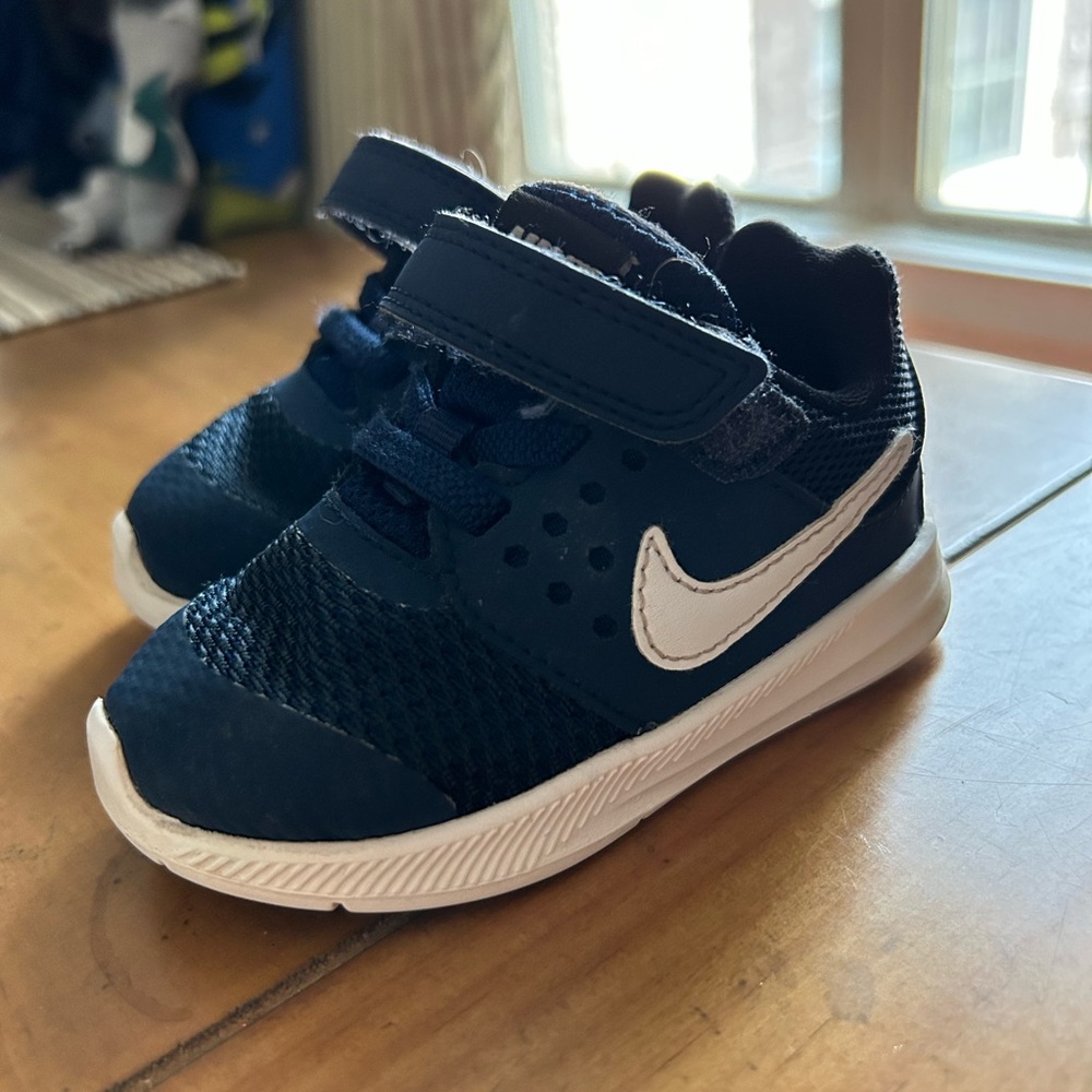 Toddler Boys Nike Sneakers Size 5